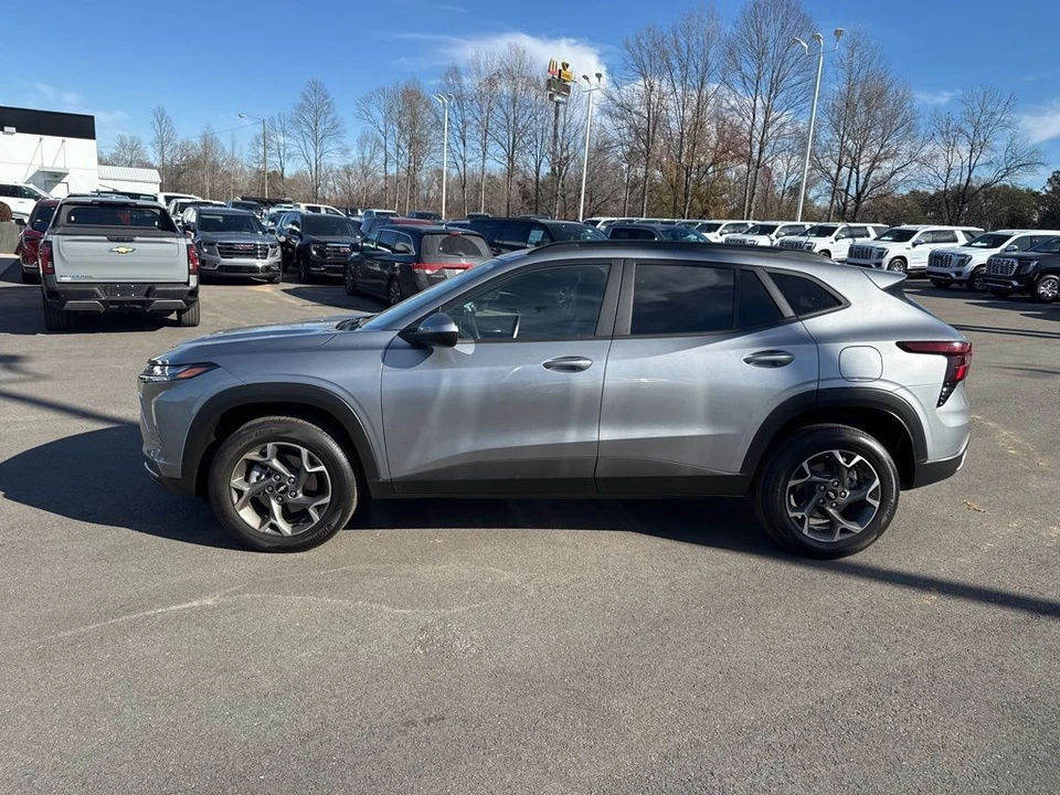 2025 Chevrolet Trax - Image 2 of 12