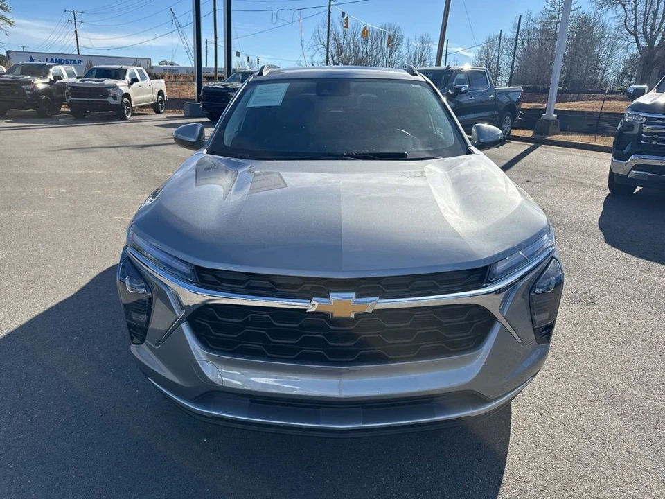 2025 Chevrolet Trax - Image 8 of 12