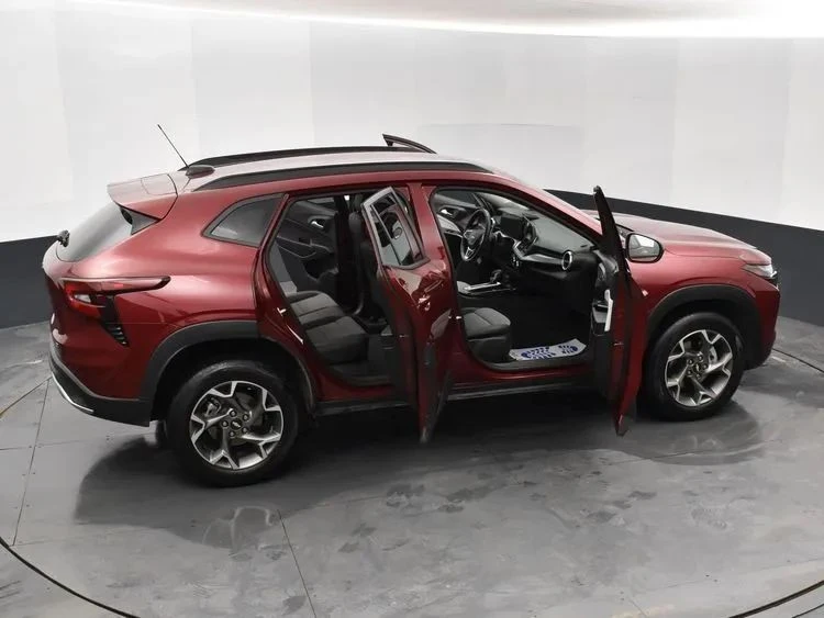 2025 Chevrolet Trax - Image 6 of 12