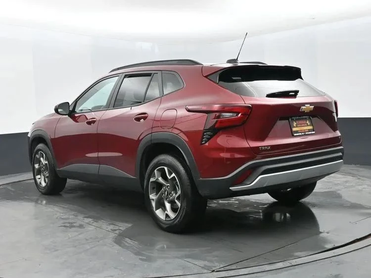 2025 Chevrolet Trax - Image 9 of 12