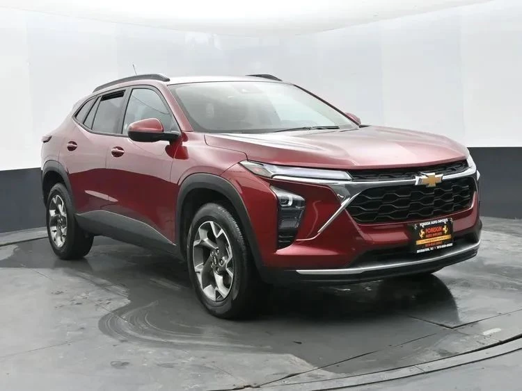 2025 Chevrolet Trax - Image 2 of 12