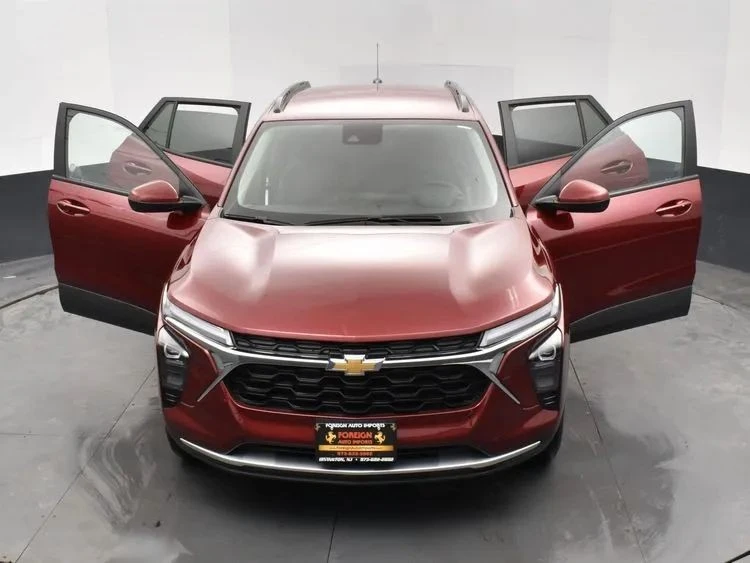 2025 Chevrolet Trax - Image 10 of 12