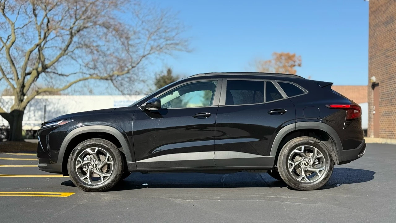 2025 Chevrolet Trax - Image 4 of 21