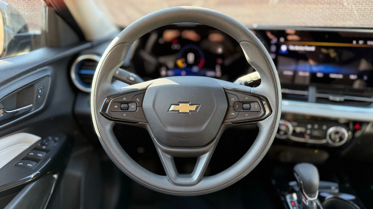 2025 Chevrolet Trax - Image 14 of 21