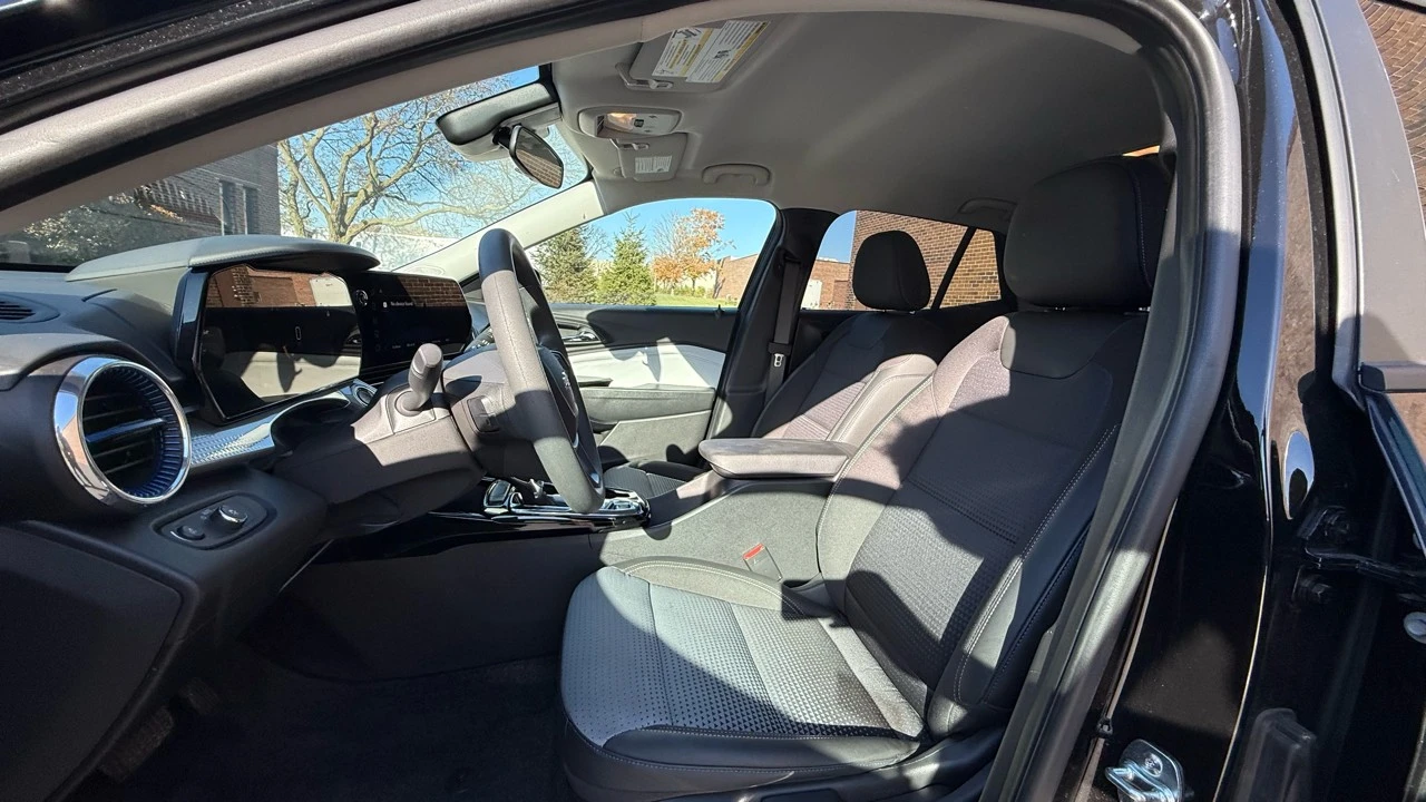 2025 Chevrolet Trax - Image 10 of 21