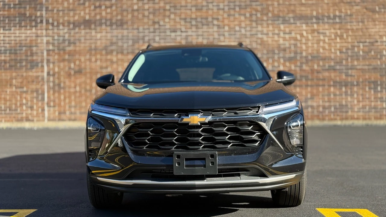 2025 Chevrolet Trax - Image 2 of 21