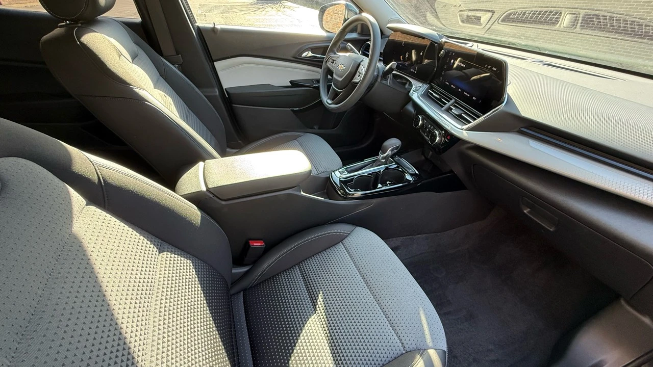 2025 Chevrolet Trax - Image 11 of 21