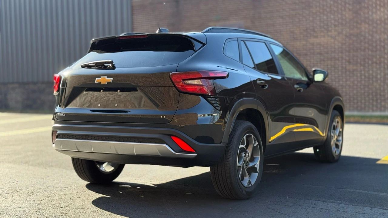 2025 Chevrolet Trax - Image 7 of 21