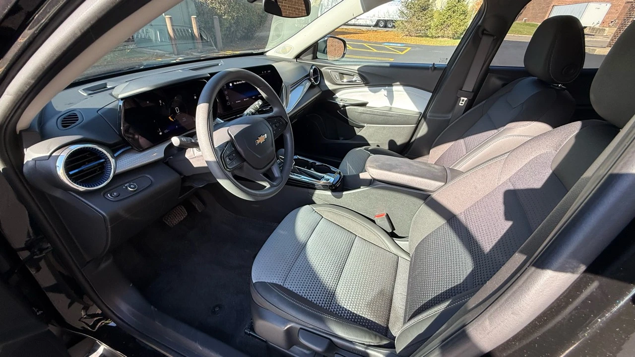 2025 Chevrolet Trax - Image 9 of 21