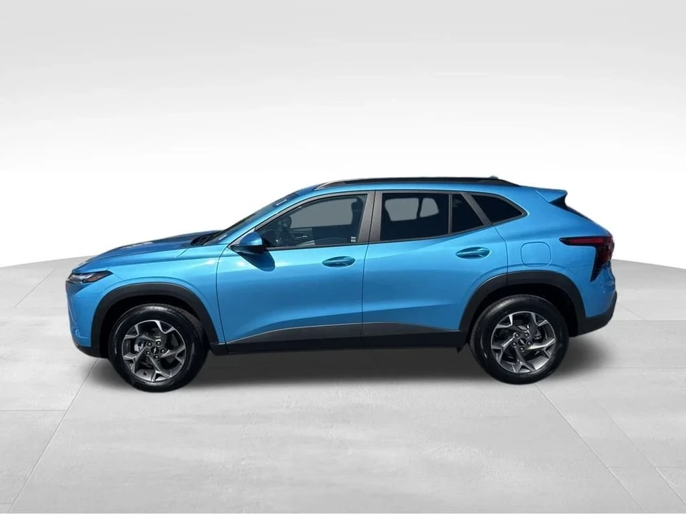 2025 Chevrolet Trax - Image 2 of 12