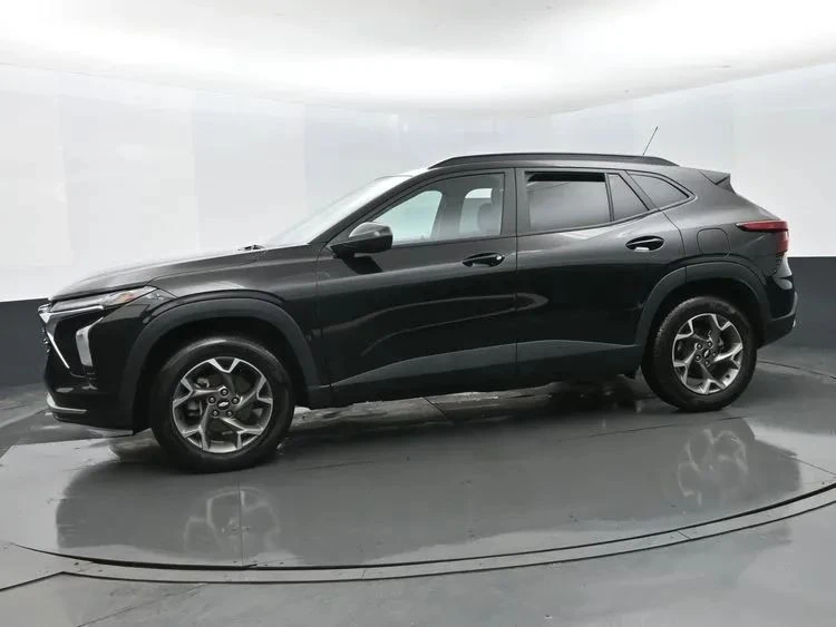2025 Chevrolet Trax - Image 5 of 12