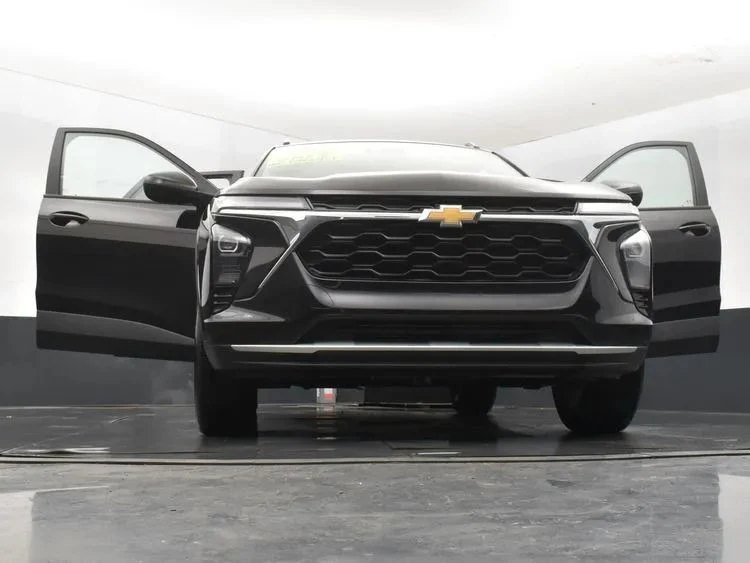 2025 Chevrolet Trax - Image 11 of 12