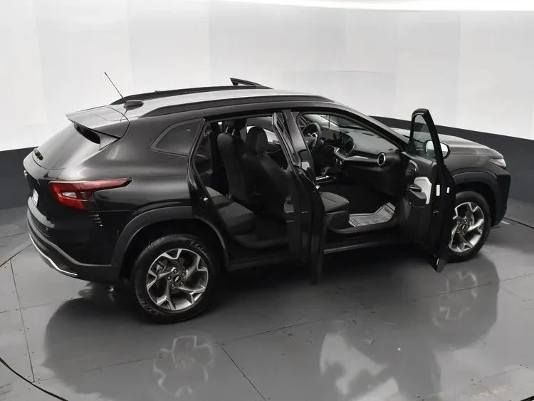 2025 Chevrolet Trax - Image 6 of 12