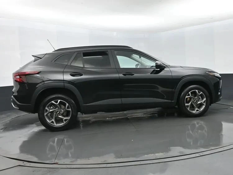 2025 Chevrolet Trax - Image 4 of 12