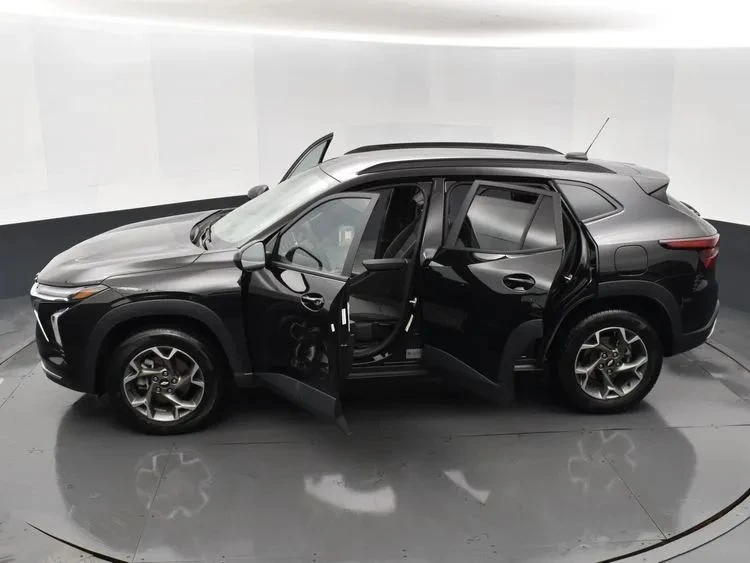 2025 Chevrolet Trax - Image 7 of 12