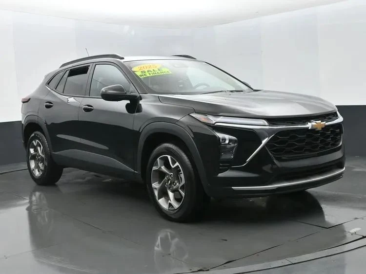 2025 Chevrolet Trax - Image 2 of 12
