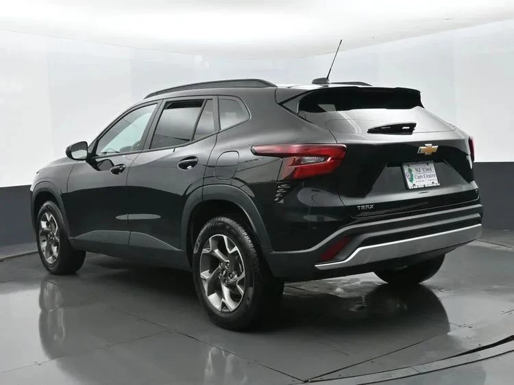 2025 Chevrolet Trax - Image 9 of 12