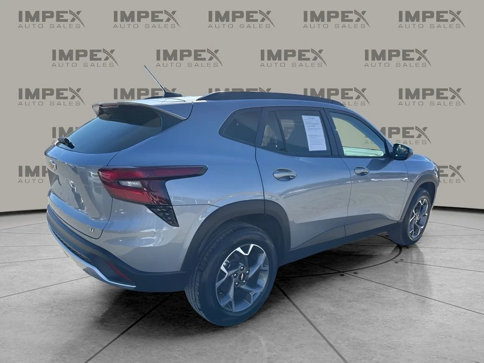 2025 Chevrolet Trax - Image 5 of 12