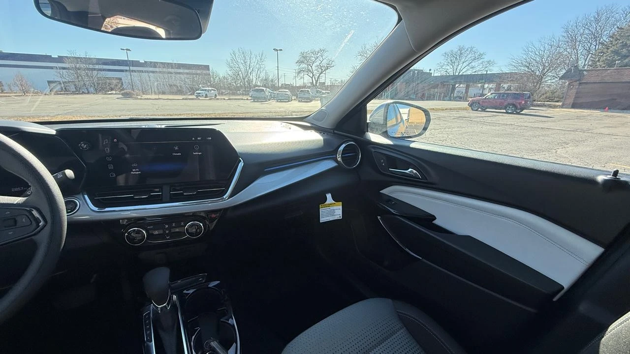 2025 Chevrolet Trax - Image 15 of 21
