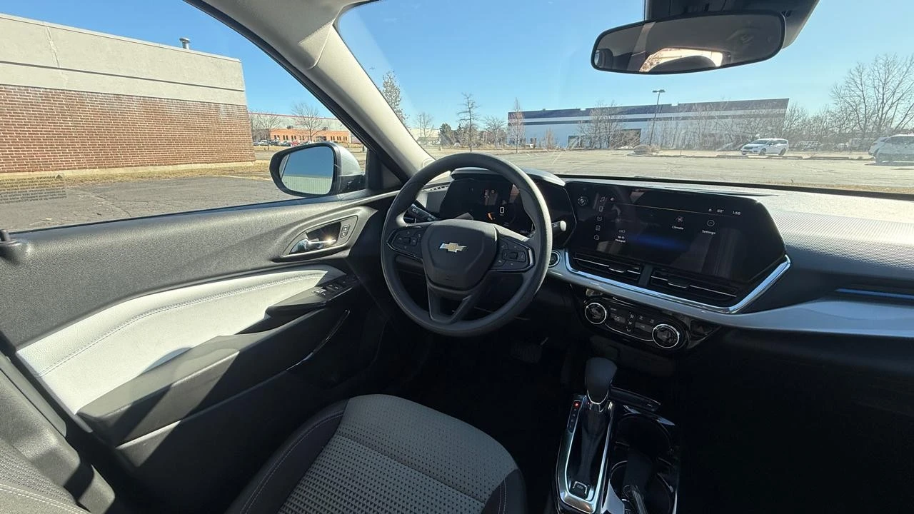 2025 Chevrolet Trax - Image 9 of 21