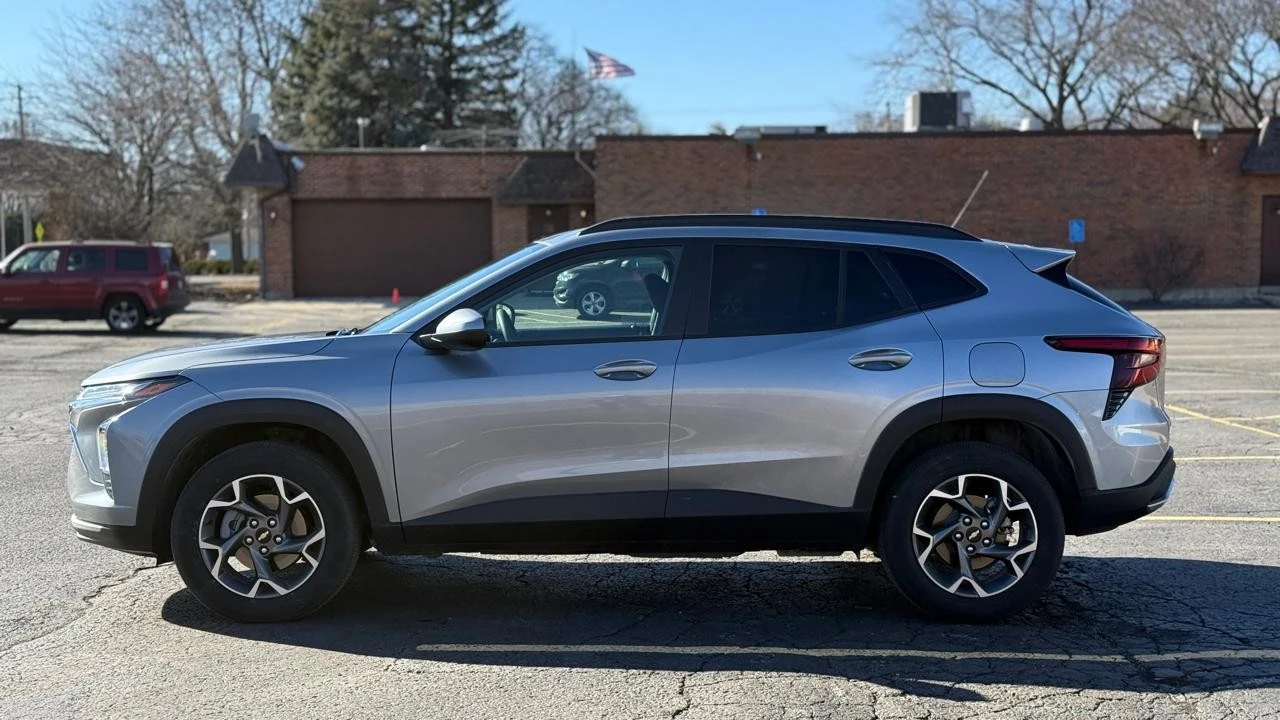 2025 Chevrolet Trax - Image 4 of 21