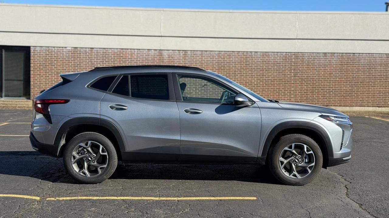 2025 Chevrolet Trax - Image 8 of 21