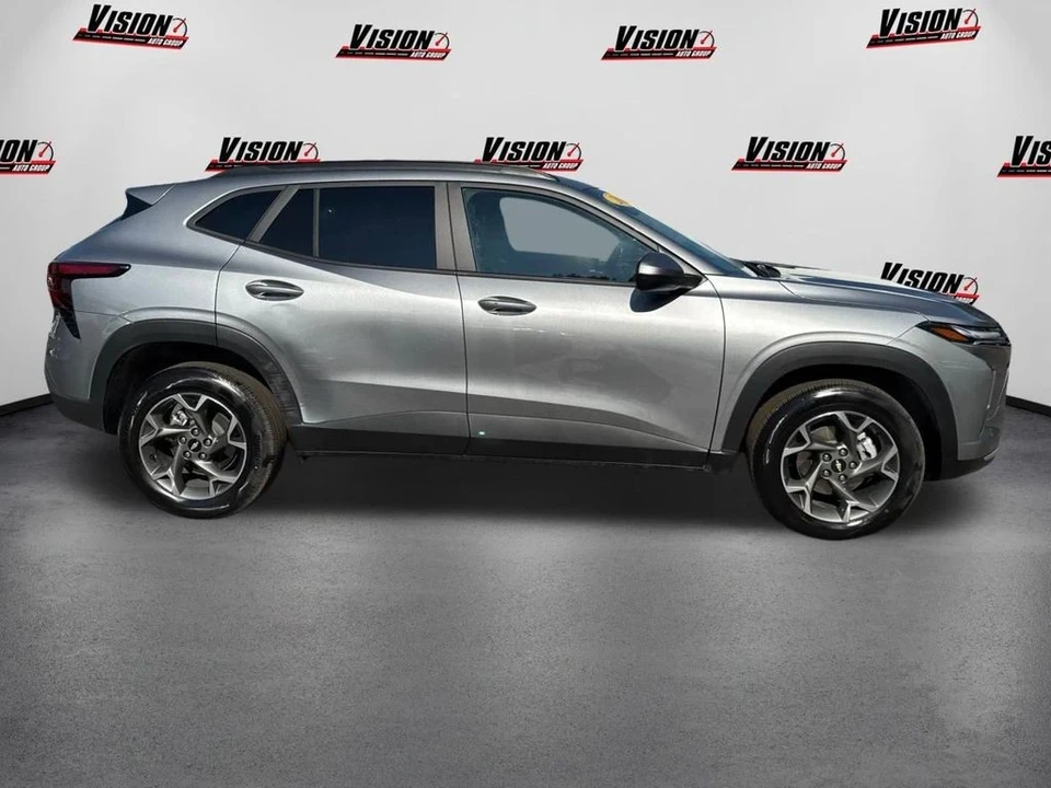 2025 Chevrolet Trax - Image 4 of 12