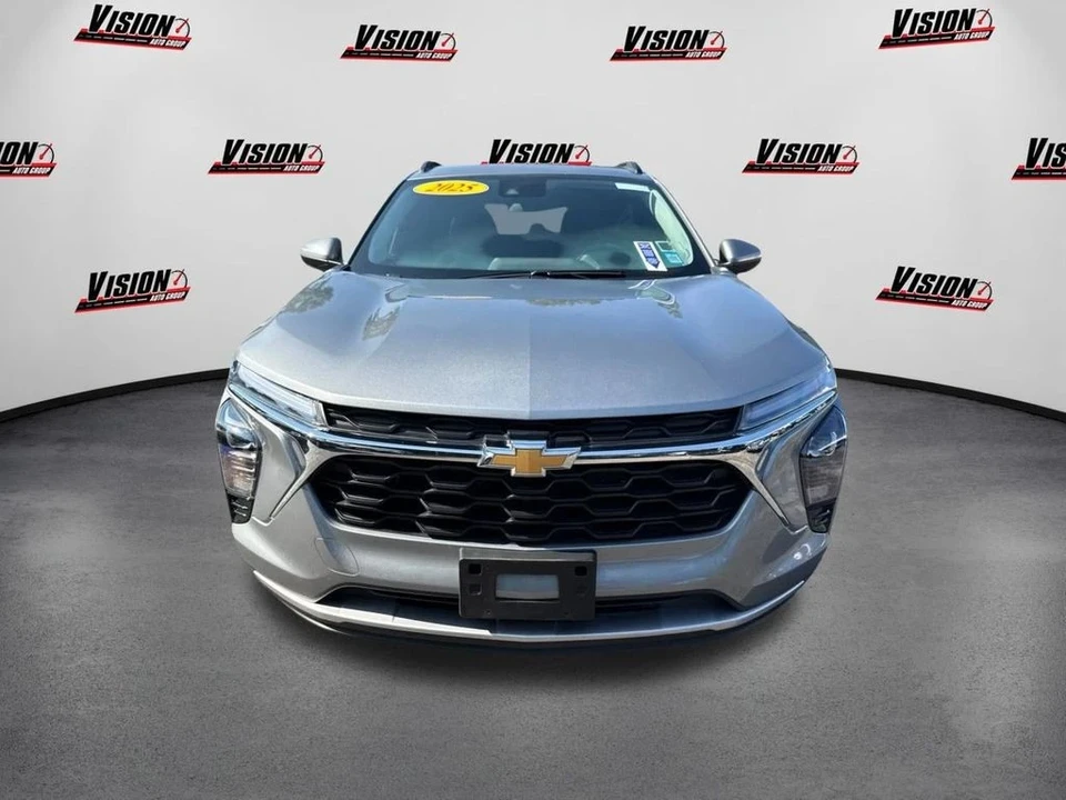 2025 Chevrolet Trax - Image 2 of 12