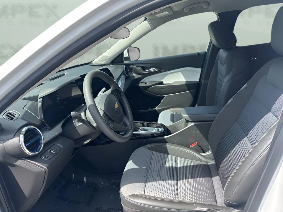 2025 Chevrolet Trax - Image 9 of 21