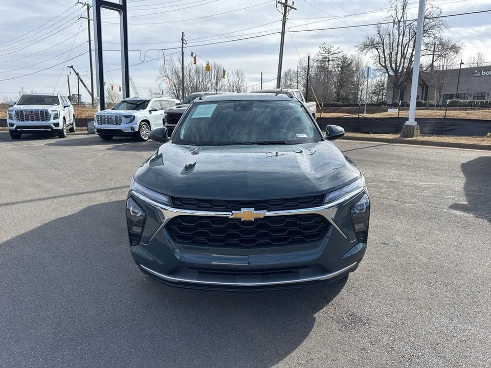 2025 Chevrolet Trax - Image 8 of 12