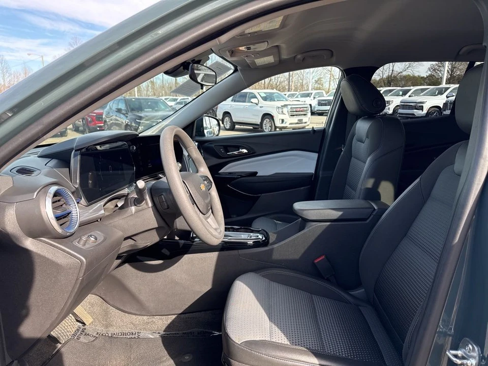 2025 Chevrolet Trax - Image 9 of 12