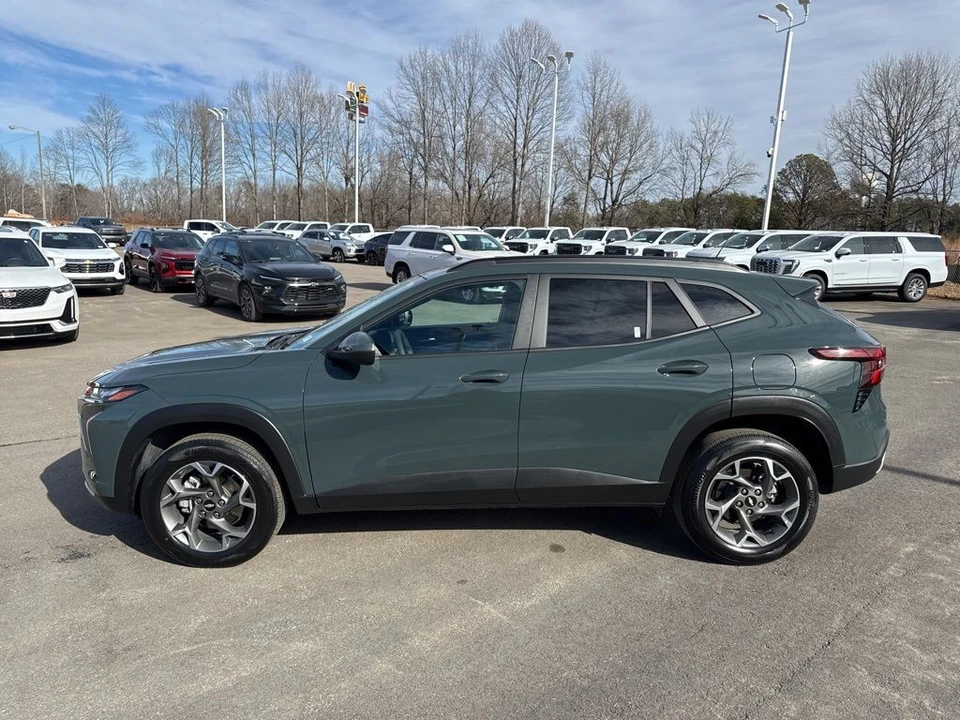 2025 Chevrolet Trax - Image 2 of 12