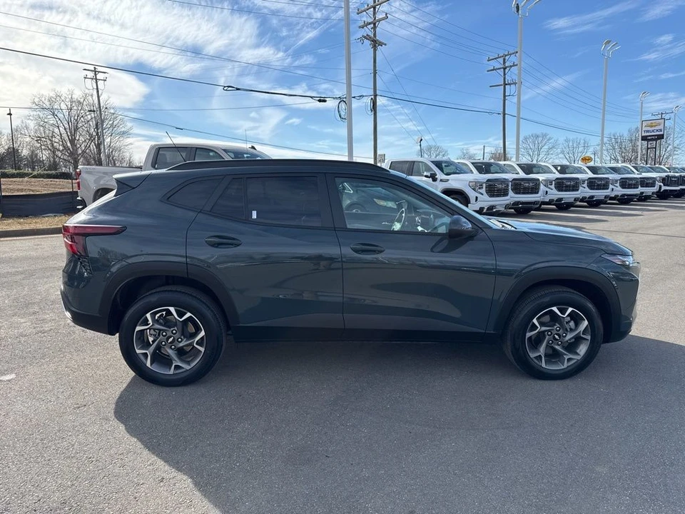 2025 Chevrolet Trax - Image 6 of 12
