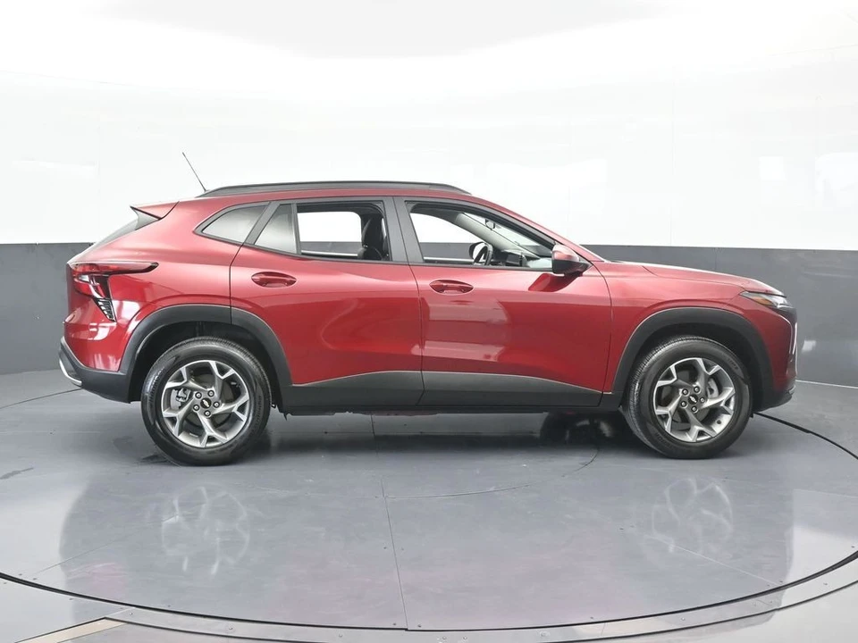 2025 Chevrolet Trax - Image 7 of 12