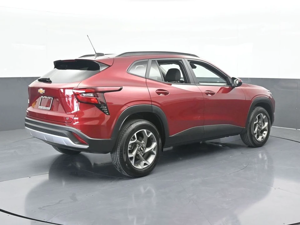 2025 Chevrolet Trax - Image 6 of 12