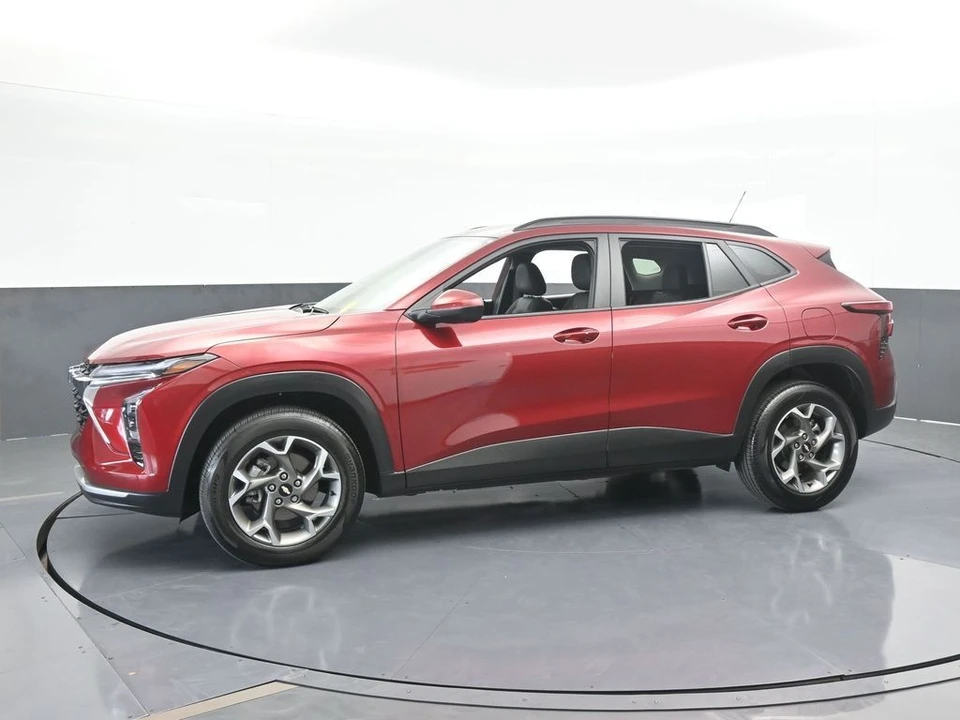 2025 Chevrolet Trax - Image 2 of 12