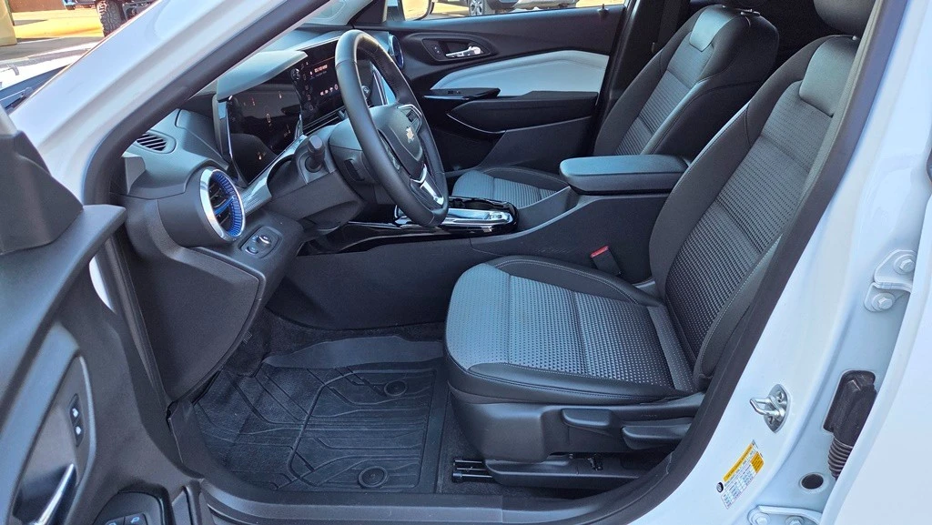 2025 Chevrolet Trax - Image 12 of 21