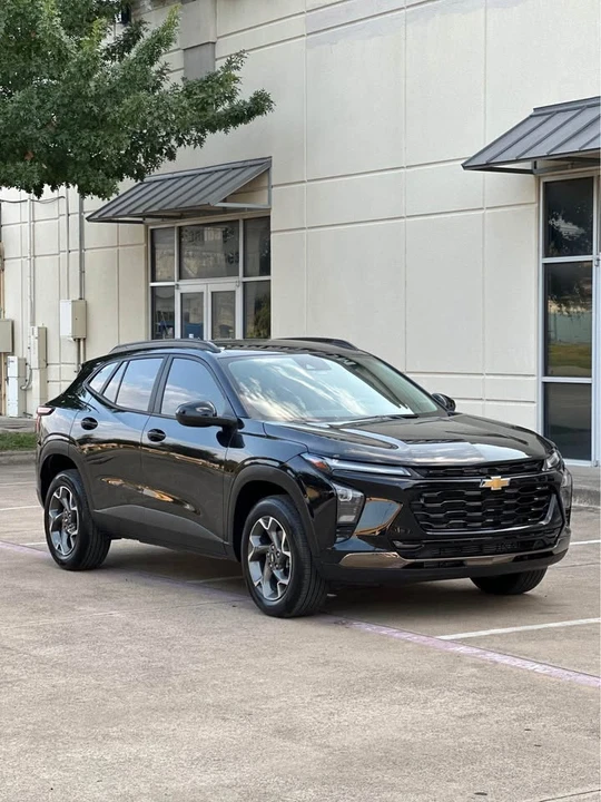 2025 Chevrolet Trax - Image 7 of 19