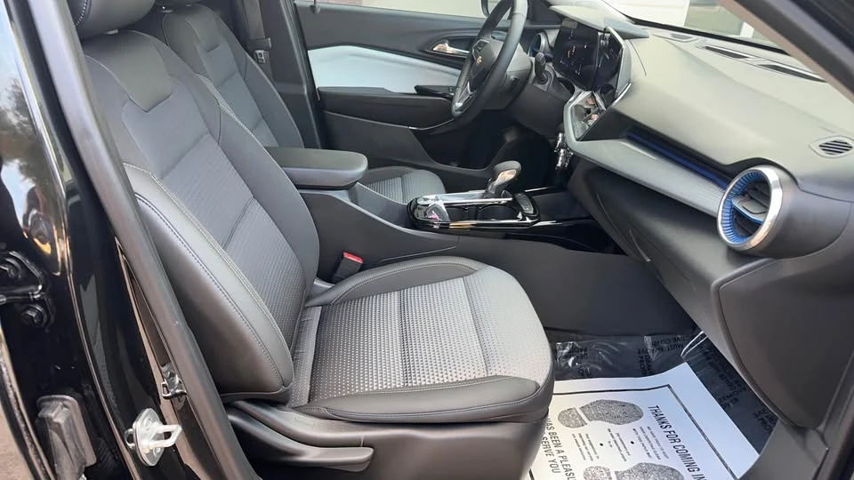 2025 Chevrolet Trax - Image 12 of 19