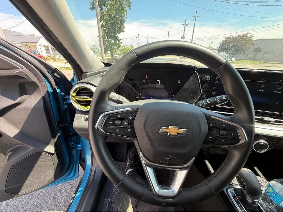 2025 Chevrolet Trax - Image 14 of 18