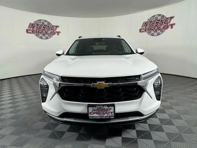 2025 Chevrolet Trax - Image 2 of 12