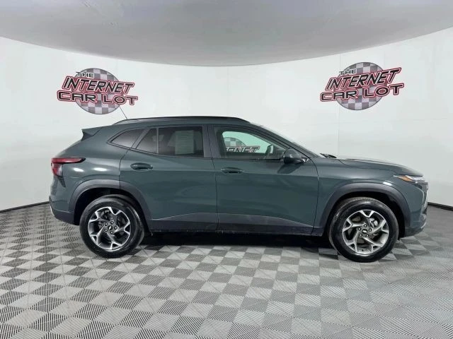 2025 Chevrolet Trax - Image 8 of 12