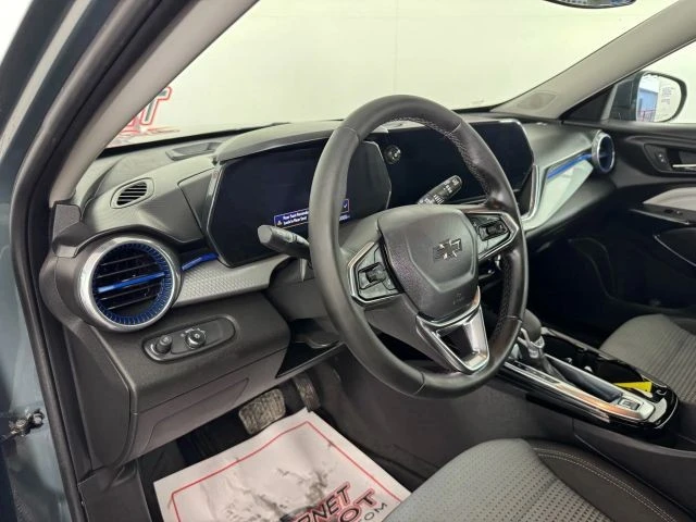 2025 Chevrolet Trax - Image 10 of 21