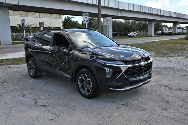 2025 Chevrolet Trax - Image 2 of 18