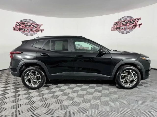 2025 Chevrolet Trax - Image 8 of 12