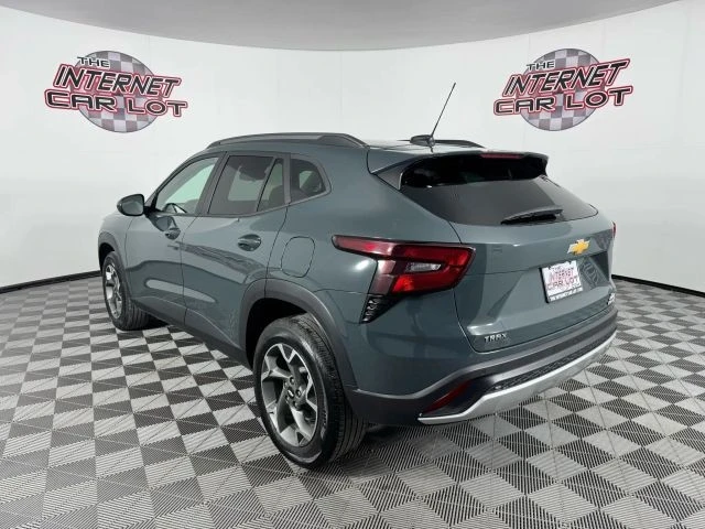2025 Chevrolet Trax - Image 5 of 12