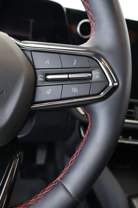 2025 Chevrolet Equinox - Image 10 of 20