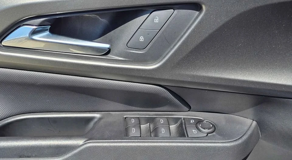 2025 Chevrolet Equinox - Image 13 of 20