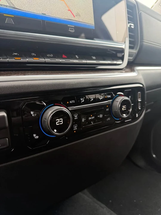 2025 Chevrolet Silverado 4th Gen - Image 15 of 17