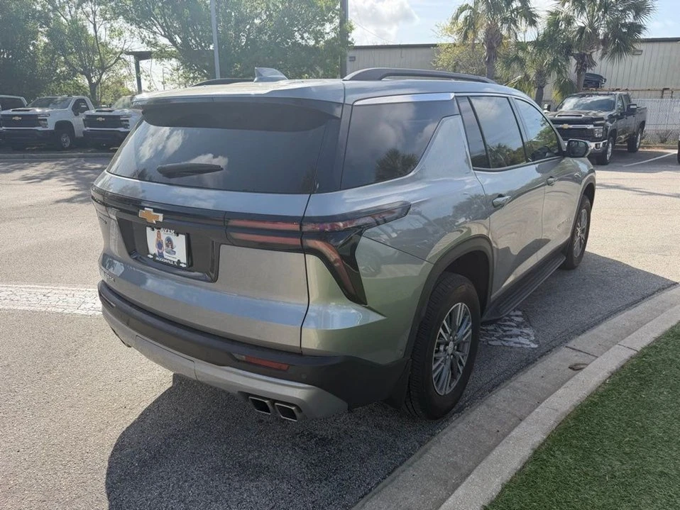 2025 Chevrolet Traverse - Image 2 of 10